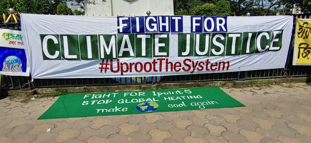 FFFVirtual's tweet photo. Activists of Bengal has been gathered at Shahid Minar, Dharamtalla, Kolkata, West Bengal. India✌🏻 for the Global Climate strike #UprootTheSystem ✊

@FFFWestBengal  #FFFVirtual https://t.co/vItqeS9WEV