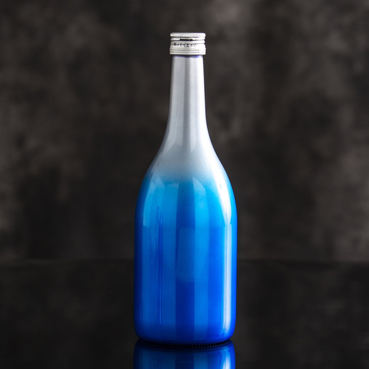 new_okada's tweet photo. 未来を描く焼酎 SHOCHU_2045 (攻殻機動隊コラボ) の発送が始まりました。まとめ買い頂く方が (想定外に!) 多く嬉しい誤算です。「進撃の巨人×日本酒」コラボの記録超えは容易ではありませんが、お一人当たりの購入数では新記録の予感です。 #SHOCHU2045 https://t.co/aewWopzoKH
