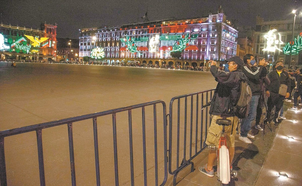 DavidQuintalB's tweet photo. Alistan evento de AMLO de 35 mdp en el Zócalo para conmemorar la Consumación de la Independencia | El Universal - El Universal https://t.co/0WJYAdLVof https://t.co/fkRaZVeUJq