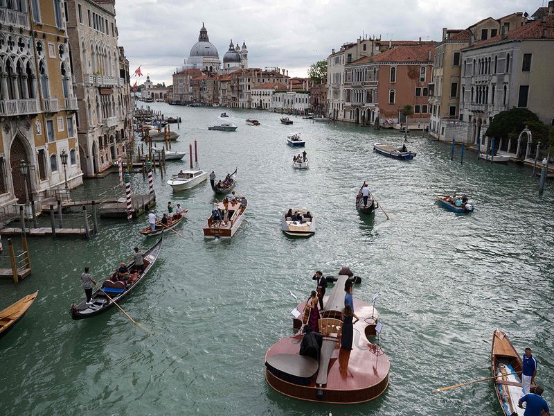 arthistoryfocus's tweet photo. Last week a massive floating violin by #LiviodeMarchi offered fantastical scenes in #Venice. The project hopes to spread a message of rebirth promoting art, culture & music in Venice. Can't make it #IRL, then join us for our #VirtualVenice course! https://t.co/AuPu1ad2bV https://t.co/YlTpWWFu9D