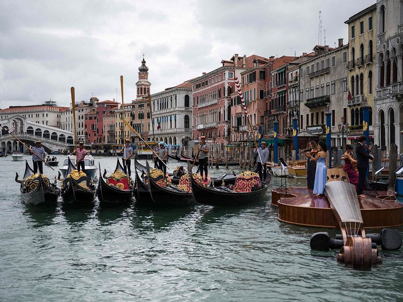arthistoryfocus's tweet photo. Last week a massive floating violin by #LiviodeMarchi offered fantastical scenes in #Venice. The project hopes to spread a message of rebirth promoting art, culture & music in Venice. Can't make it #IRL, then join us for our #VirtualVenice course! https://t.co/AuPu1ad2bV https://t.co/YlTpWWFu9D