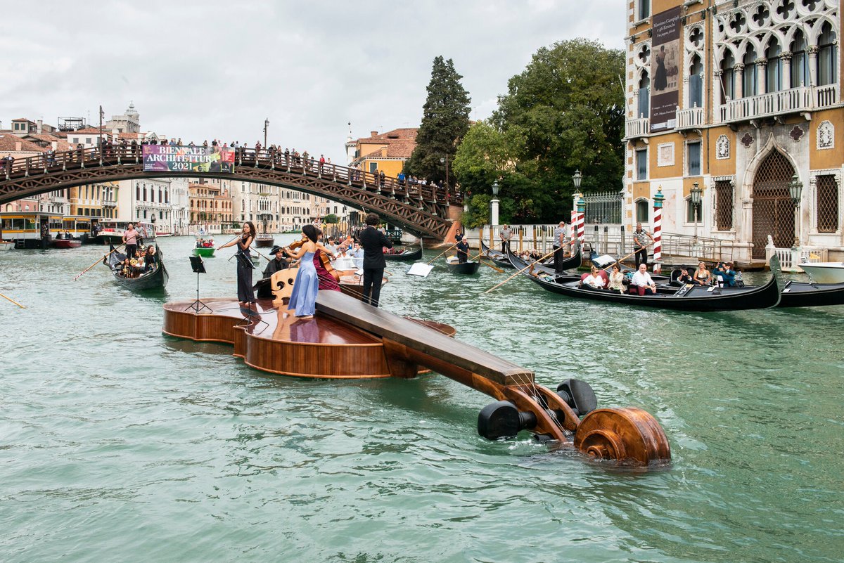 arthistoryfocus's tweet photo. Last week a massive floating violin by #LiviodeMarchi offered fantastical scenes in #Venice. The project hopes to spread a message of rebirth promoting art, culture & music in Venice. Can't make it #IRL, then join us for our #VirtualVenice course! https://t.co/AuPu1ad2bV https://t.co/YlTpWWFu9D