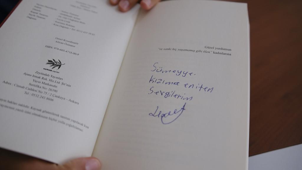Ailesinde işlenen cinayetin diyeti olarak çocuk yaşta evlendirilen Türkiye'nin son "Ödek Kızı" Hatice Yakut,50 yaşından sonra, Emine Erdoğan Hanımefendinin başlattığı kurslara katılarak okuma yazma öğrendi.Ardından yaşadıklarını kaleme alarak örnek bir başarı hikayesi oluşturdu.