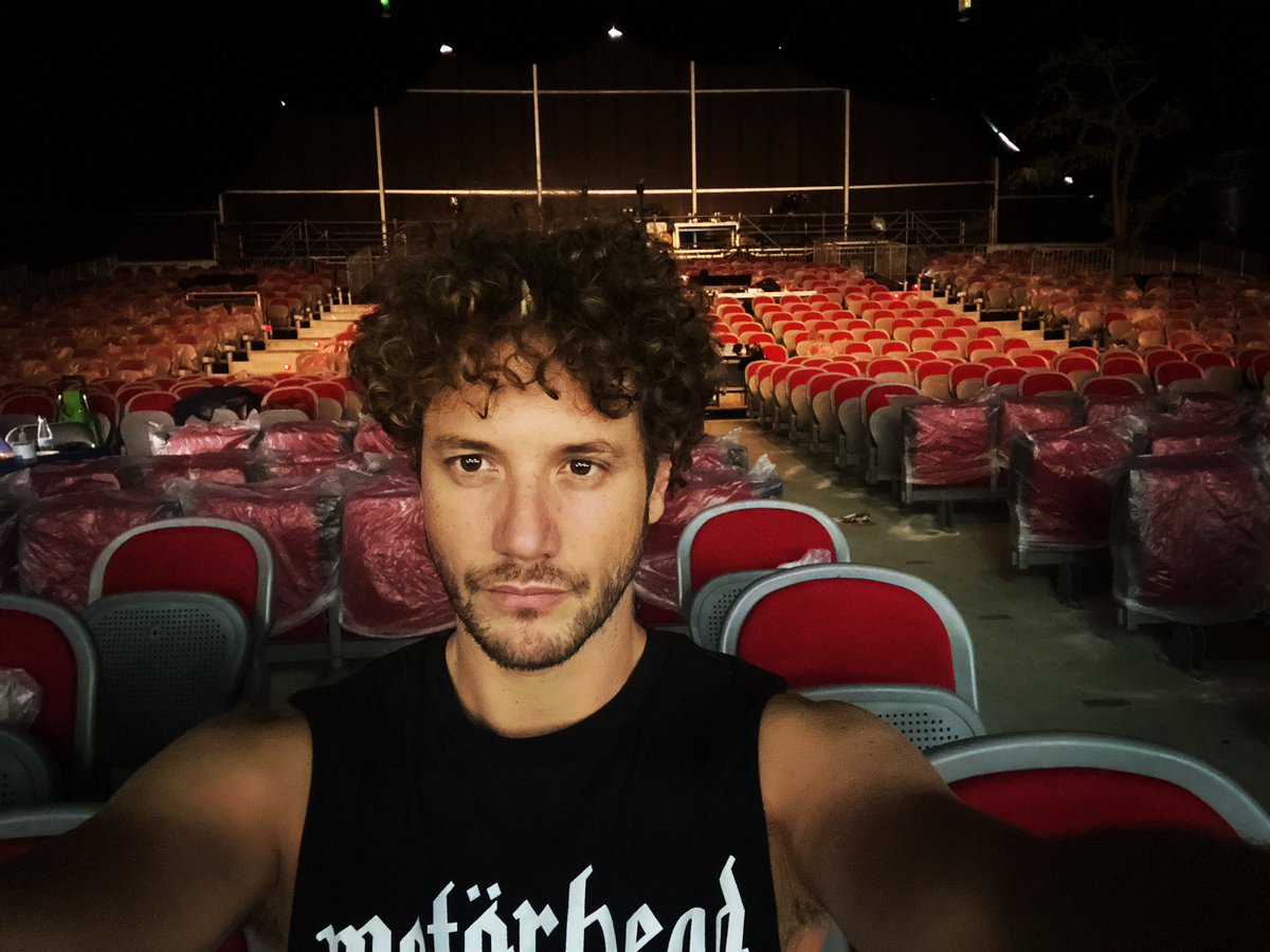 DanielDiges's tweet photo. A cuatro días de estrenar, y ya casi está desembalado todo el teatro tan impresionante que os vais a encontrar cuando entréis..Esto es increíble mires por dónde lo mires.. el show, el teatro, la gente,todo!Deseando sentir vuestros susurros y vuestros pasos entrando en el teatro. https://t.co/wpR5w13Zdw