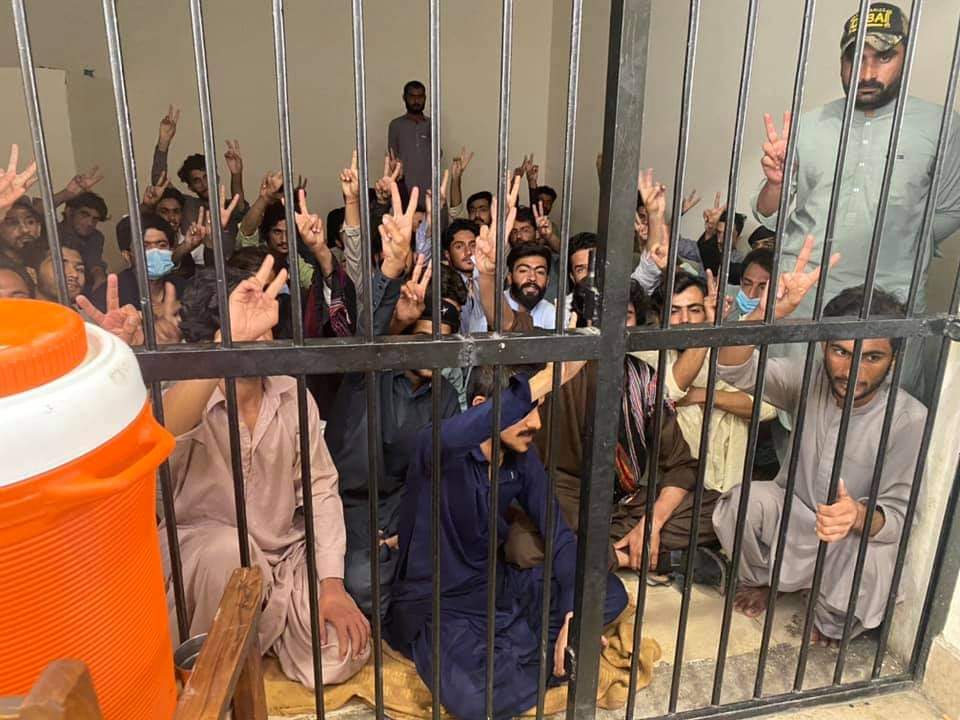 bminnocent73's tweet photo. اس نوجوان نسل نے بچپن میں جام خاندان کی حکمرانی میں اسٹبلشمنٹ کے ہاتھوں اکبر خان بگٹی کے قتل دیکھا اور آج وہی نوجوان دوسرے جام خاندان کی حکمرانی میں مظالم کا سامنا کر رہے ہیں۔
بلوچستان کی تین نسلیں 70 سل سے ان بندوقوں کا سامنا کررہے ہیں !!
#DownWithQuettaPolice https://t.co/fIlb2TP51C