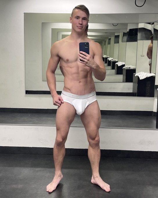 Do your gym also have a dedicated mirror room???? Underwear from @jj_malibu ? https://t.co/4h2UPxYy4