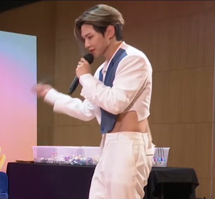 sseongstar's tweet photo. KayQue is getting bold with Yeosang’s outfits lately 😮‍💨 https://t.co/wqngl7yIRs