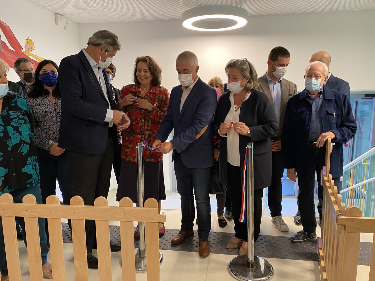 Coupage de ruban pour l'inauguration d'une nouvelle crèche municipale, le Petit Prince