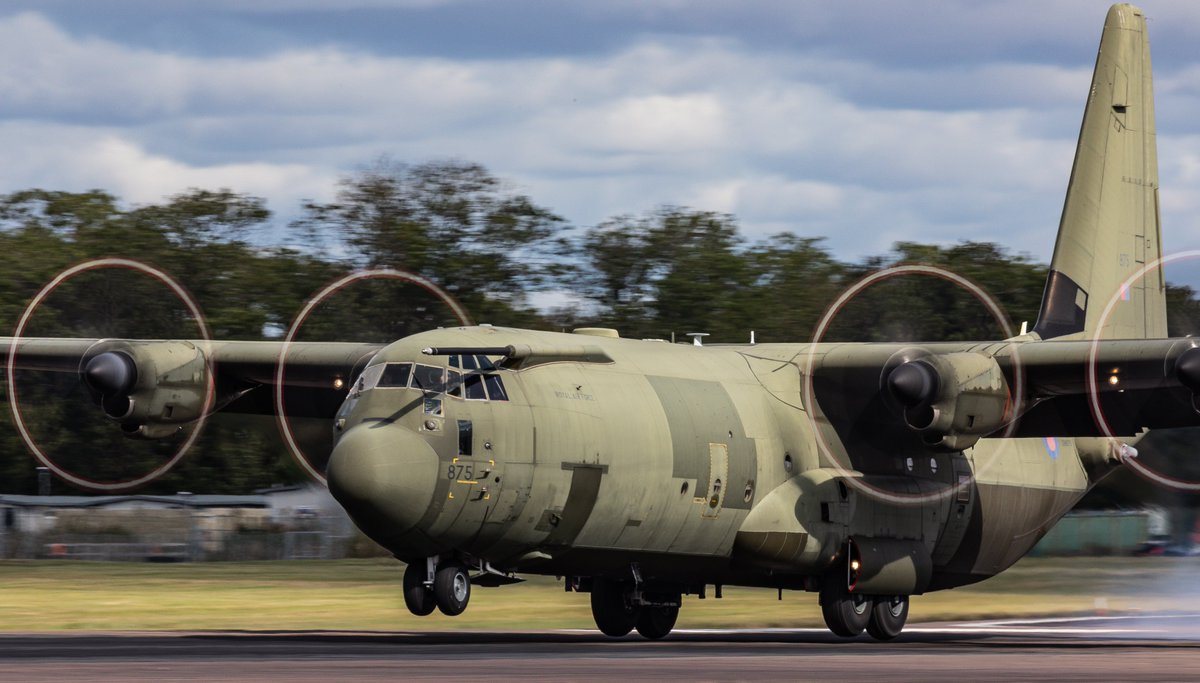 Callsign_Kodak's tweet photo. Bird-strike much?

@RoyalAirForce, @LockheedMartin, C-130J, ZH875 coming into @RAFBrizeNorton with a flock of birds dispersing in the distance behind her...

She had just finished some low-flying across LFA's 4, 8 and 11...

@MarshallADG https://t.co/LkfM6t7jUq