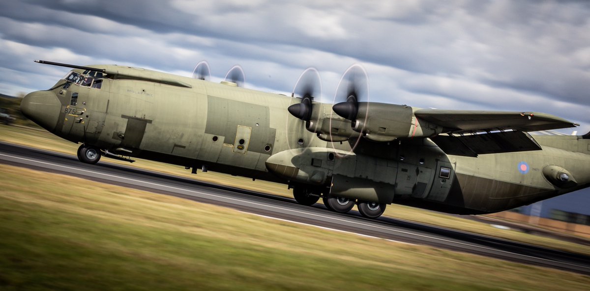 Callsign_Kodak's tweet photo. Bird-strike much?

@RoyalAirForce, @LockheedMartin, C-130J, ZH875 coming into @RAFBrizeNorton with a flock of birds dispersing in the distance behind her...

She had just finished some low-flying across LFA's 4, 8 and 11...

@MarshallADG https://t.co/LkfM6t7jUq