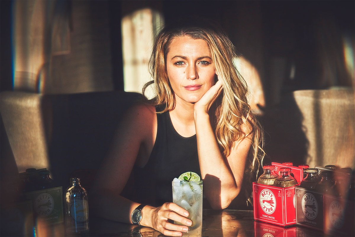 ล่าสุด #BlakeLively และสามี #RyanReynolds ได้เปิดตัวเครื่องดื่มโซดาผสมน้ำผลไม้ในชื่อแบรนด์ ’Betty Buzz’ ราคาอยู่ที่แพ็คละ $29.99
 
โดยเบลคบอกว่า เธอและทีมผู้ผลิตใช้เวลากว่า 3 ปีในการทำเครื่องดื่มตัวนี้ขึ้นมา และรู้สึกตื่นเต้นมากที่ผู้คนจะได้ลิ้มลอง