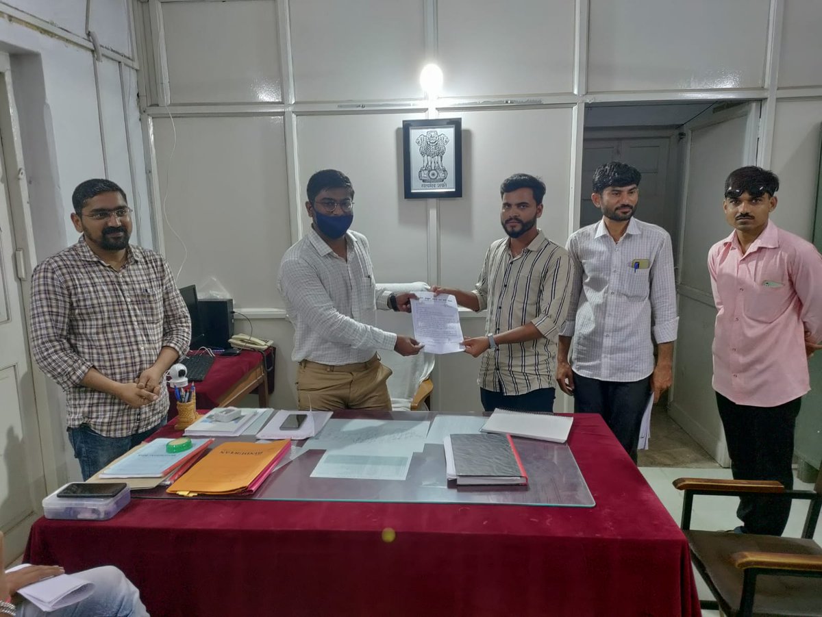 tcmmgrl's tweet photo. આજ રોજ  તલાટી મંત્રી ની વિવિધ માગણી સંદર્ભે માંગરોળ તાલુકા તલાટી મંત્રી મંડળ   દ્વારા તાલુકા વિકાસ અધિકારી સાહેબ ને આવેદન પત્ર પાઠવવામાં આવ્યુ https://t.co/dmb3yt6n7b