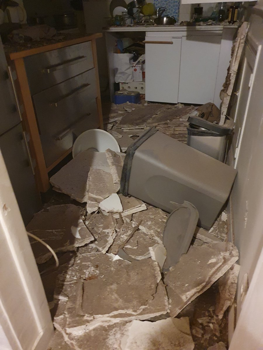 Dom_Cadi's tweet photo. @cardif_fr @bnpp_cardif @BNPParibas_SAV
Inacceptable
03/07 après plusieurs alertes à vos services: effondrement plafond.
24/09 plafond non sécurisé, "vous allez relancer l'expert le 27 cf constat". Quand on est commerçant on soigne son SAV https://t.co/FGSYPqQtB6