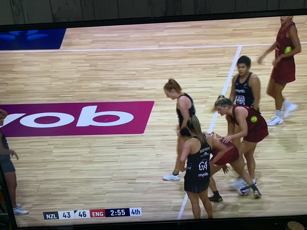 Staceycastle5's tweet photo. Cmon Roses 🌹 @EnglandNetball @ECardwell11 @serenabob on fire 🔥 https://t.co/AVGa6i2pQl