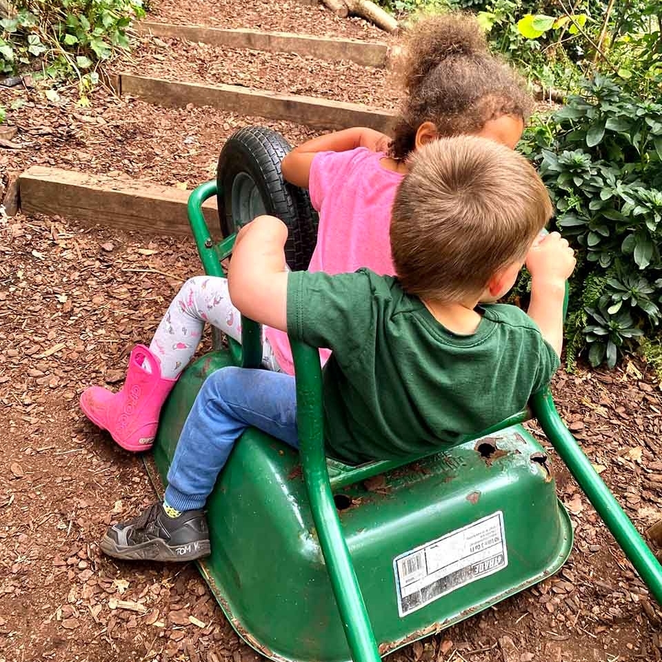 snapforchange's tweet photo. Using open ended equipment is food for the imagination 🌈 These two are off to a foreign land for a big adventure! #SNAPForChange #NaturalEarlyYears #LearningThroughPlay #FineMotorSkills #EarlyYearsDevelopment #EarlyYearsInNature https://t.co/G20mceBAYf