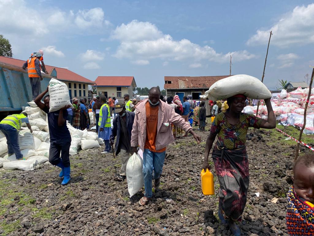 ADRA_DRC's tweet photo. #NordKivu: La famine a menacé les populations après l'éruption volcanique. A GOMA, dans le site de MUJOGA, à travers @ADRA_DRC  2100 sinistrés ont reçu une ration complète des vivres de 30 jours grâce aux fonds de @ADRAI, https://t.co/1rvt8gn7KW https://t.co/jQCu5P6cBW