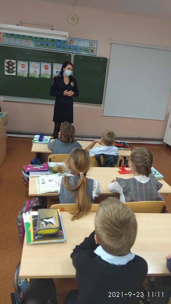 gbousosh7's tweet photo. Улица полна неожиданностей. 23.09.2021 г. члены отряда «Перекрёсток» вместе с инспектором по пропаганде  БДД  ОГИБДД МО МВД  России «Кинельский» старшим лейтенантом О.С. Салмановой повторили правила дорожного движения. Дети  слушали инспектора  и задавали  вопросы. https://t.co/sMVrSnp2So