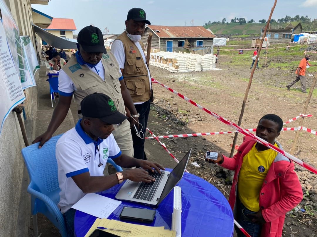 ADRA_DRC's tweet photo. #NordKivu: La famine a menacé les populations après l'éruption volcanique. A GOMA, dans le site de MUJOGA, à travers @ADRA_DRC  2100 sinistrés ont reçu une ration complète des vivres de 30 jours grâce aux fonds de @ADRAI, https://t.co/1rvt8gn7KW https://t.co/jQCu5P6cBW