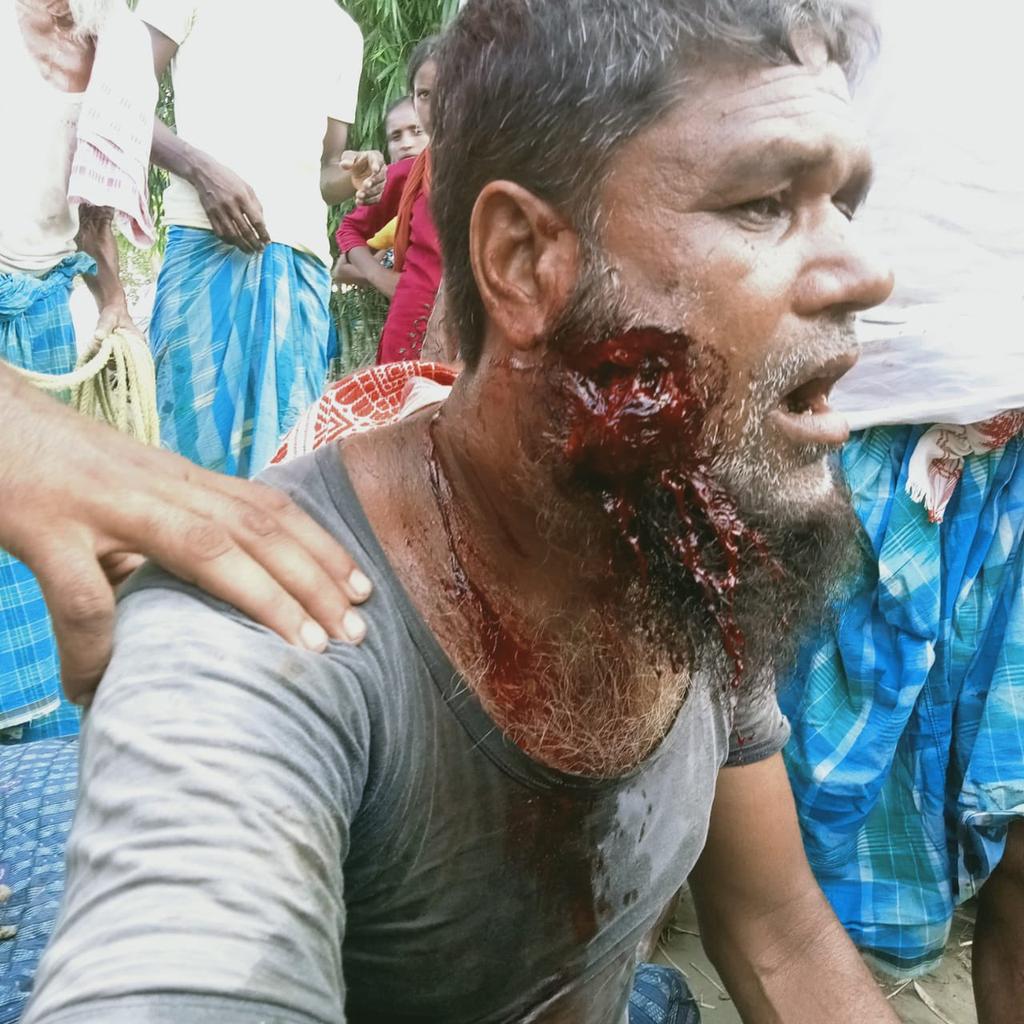 Khantasdique1's tweet photo. Infront of security forces Hindi terrorist killing Muslims Yesterday Delhi and today Assam and next..? This is called #RamRajya ? #Assam #IndianMuslimsUnderAttack #MuslimLivesMatter https://t.co/KNn1dZYZnZ