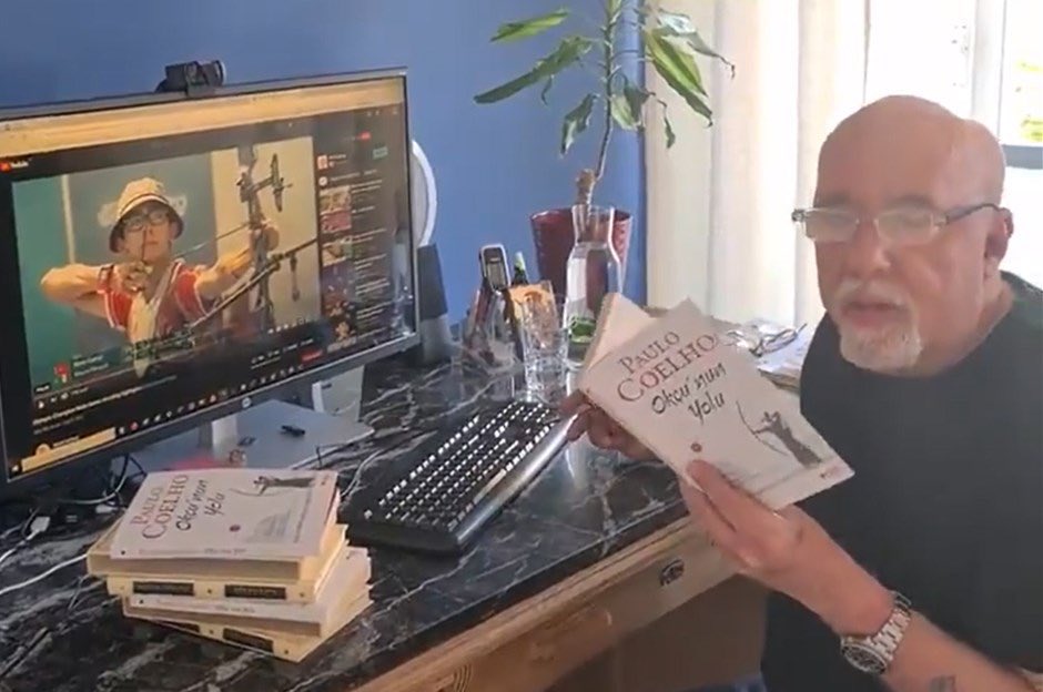 abdibaktur's tweet photo. Simyacı'nın yazarı Paulo Coelho, yeni kitabı Okçunun Yolu'nu Mete Gazoz 'a adadığını açıkladı. Ne büyük onur.❤️ https://t.co/3a9EtNMiBE