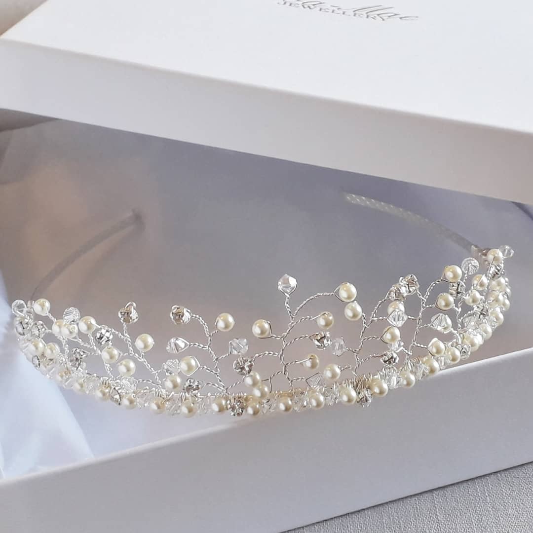 evamaejewellery's tweet photo. On Fridays we wear...sparkle! π«
#happyfriday #happyfriyay #timetosparkle #marthatiara #handmade #bespoke #bridal #hairaccessories #evamaebride #bridaltiara #madeinyorkshire #evamaejewellery https://t.co/mqH2zgV6K6