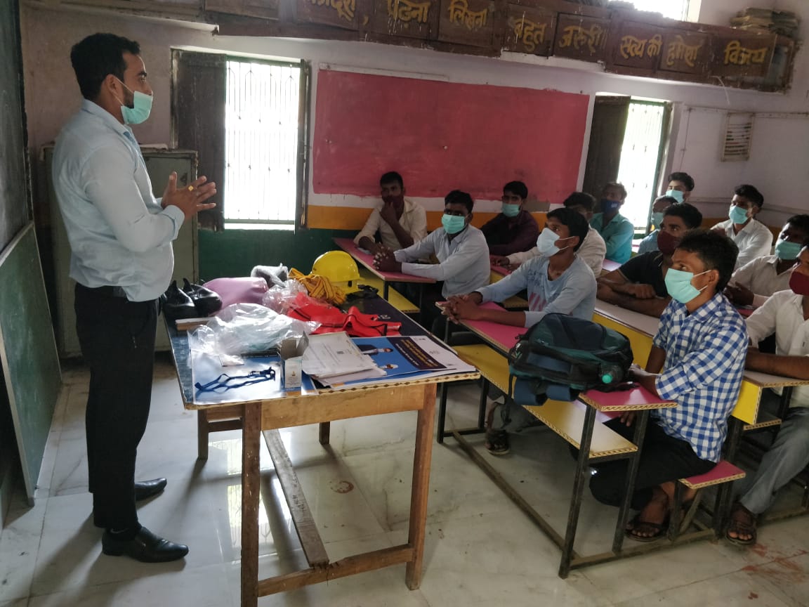 BloomingMulti's tweet photo. Day 1st of #RPL training under #SANKALP scheme for Assistant Decorative Painter #JobRole
Blooming Life conducted training at Daulatpur Farah,#Mathura #UttarPradesh in @PaintsnCoatings
Sector.
#SkillWithPCSC #Skills4All #SkillIndia #AbSkillsKiBari #AzadiKaAmritMahotsav https://t.co/G2wG4Hyp8N