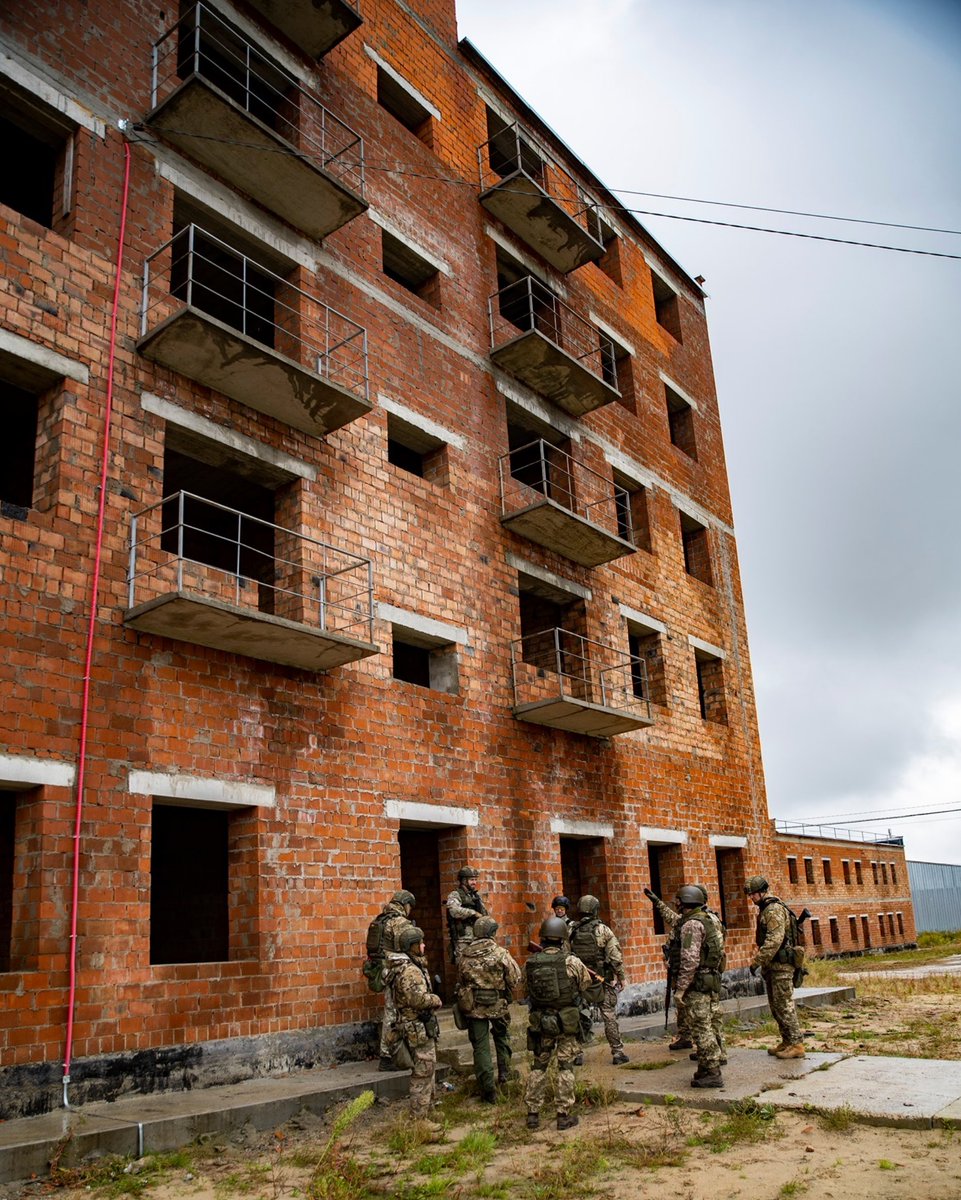 7thATC's tweet photo. #RapidTrident21 has #Soldiers from 15 nations, and as the #exercise gets underway we can see #Ukrainian, #Lithuanian, and #Polish Forces conduct urban ops with US forces observing.  
#StrongerTogether
@USNATO @NATO @USArmyEURAF @US_EUCOM @cascaderifles @WANationalGuard https://t.co/Yzy5dD50A6