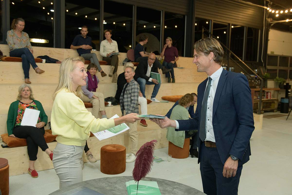 gemhardenberg's tweet image. Inwoners die gelukkig zijn, lekker in hun vel en op hun plek zitten. Daar zetten organisaties zich de komende jaren samen voor in. Gisteren ondertekenden ze het lokaal preventieakkoord. Wethouder Alwin te Rietstap: "We kunnen elkaars kwaliteiten benutten". bit.ly/3CKZ4pQ