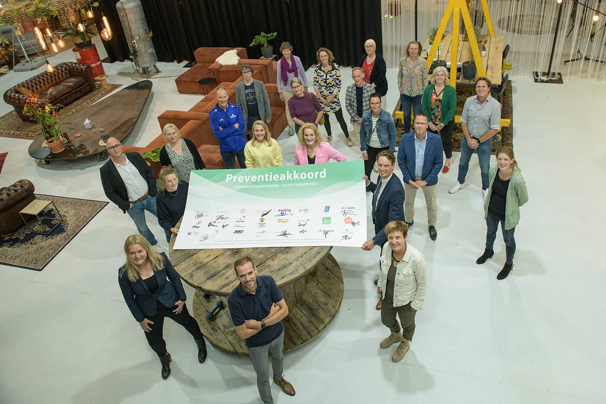 gemhardenberg's tweet image. Inwoners die gelukkig zijn, lekker in hun vel en op hun plek zitten. Daar zetten organisaties zich de komende jaren samen voor in. Gisteren ondertekenden ze het lokaal preventieakkoord. Wethouder Alwin te Rietstap: "We kunnen elkaars kwaliteiten benutten". bit.ly/3CKZ4pQ