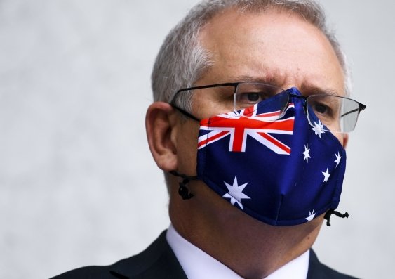 old_journo's tweet photo. Our national flag: Must never touch the ground, never be flown at night (unless properly illuminated), must always be treated with reverence and respect.
Umm... but this is okay, right?
#auspol https://t.co/VJ7VL4Jq1E