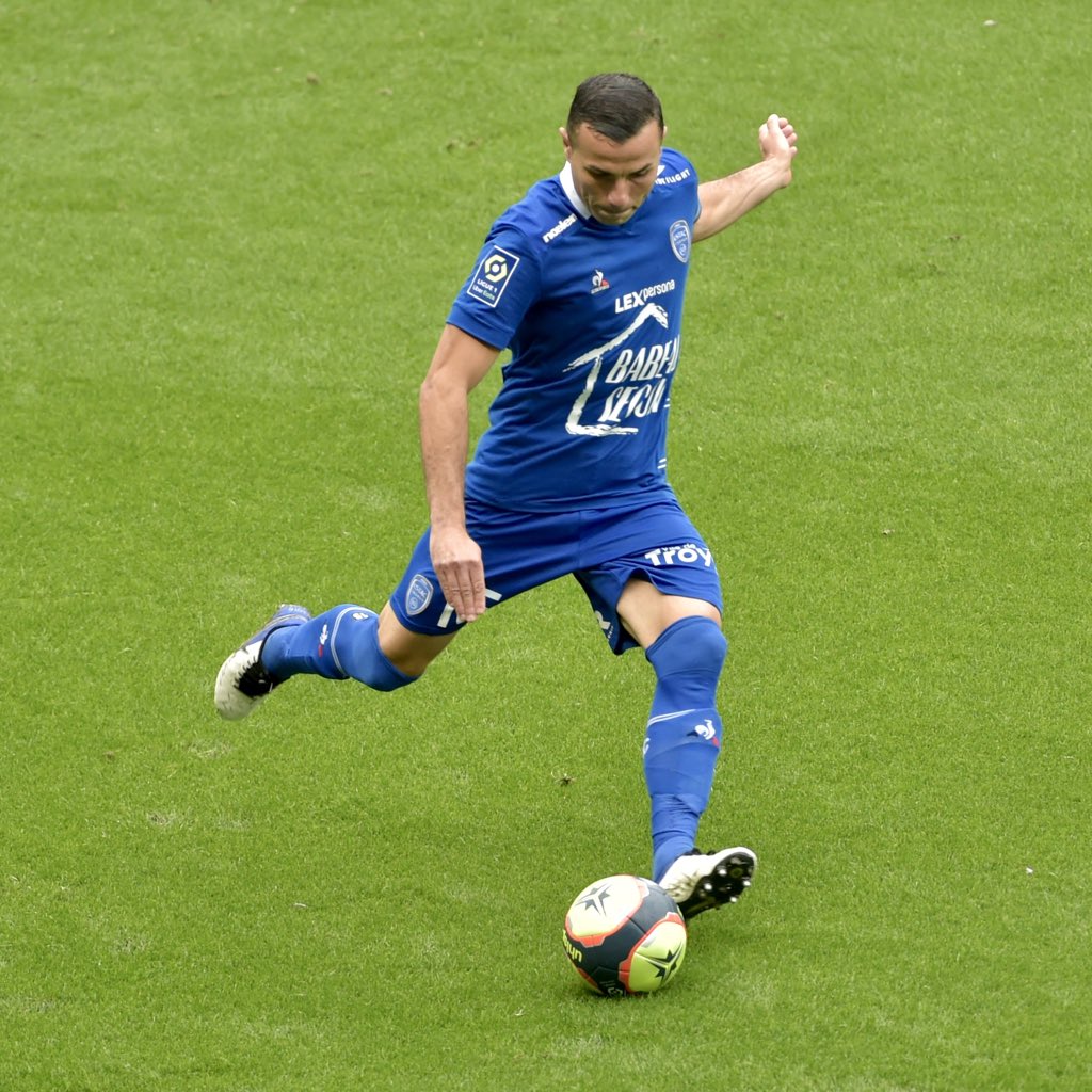 estac_officiel's tweet photo. 🔹 Suite à la blessure de Karim Azamoum lors de #OLESTAC, les examens médicaux pratiqués confirment une rupture du ligament croisé antérieur du genou gauche pour notre joueur.
L'ESTAC apporte tout son soutien à Karim et lui souhaite un prompt rétablissement ! 🦾
#TeamEstac 🔵⚪️ https://t.co/vu3G3H6hFX