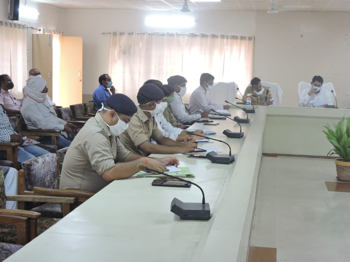 ambedkarnagrpol's tweet photo. जनपद अम्बेडकरनगर DM श्री सैमुअल पॉल व SP श्री आलोक प्रियदर्शी, Add SP श्री संजय रॉय द्वारा आगामी त्योहार चेहल्लुम,नवरात्रि, विजय दशमी के दृष्टिगत हिन्दू-मुस्लिम धर्मगुरुओं को कलेक्ट्रेट सभागार में बुलाकर वार्ता की गई तथा शान्ति-सुरक्षा व्यवस्था बनाये रखने की अपील की गई https://t.co/eJvsSlvrkN
