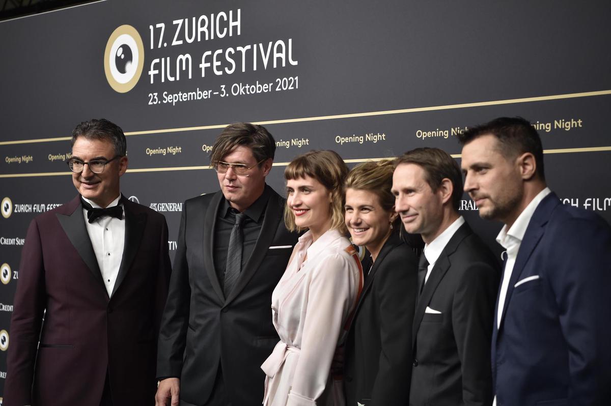 Jean-Marc Hensch (@sosicles) on Twitter photo Wie vorauszusehen: <a href="/zurichfilmfest/">Zurich Film Festival</a> und <a href="/ZurichConvCent/">Kongresshaus Zürich #MeetInSwitzerland</a> sind ein perfekter Fit. Das Festival erhält endlich eine wirklich repräsentative Bühne für VIP, Stars und Sternchen. <a href="/SuKueb/">Susanne Kübler</a> 
tagesanzeiger.ch/jetzt-glaenzen…
<a href="/tagesanzeiger/">tagesanzeiger</a> Wie vorauszusehen: <a href="/zurichfilmfest/">Zurich Film Festival</a> und <a href="/ZurichConvCent/">Kongresshaus Zürich #MeetInSwitzerland</a> sind ein perfekter Fit. Das Festival erhält endlich eine wirklich repräsentative Bühne für VIP, Stars und Sternchen. <a href="/SuKueb/">Susanne Kübler</a> 
tagesanzeiger.ch/jetzt-glaenzen…
<a href="/tagesanzeiger/">tagesanzeiger</a>