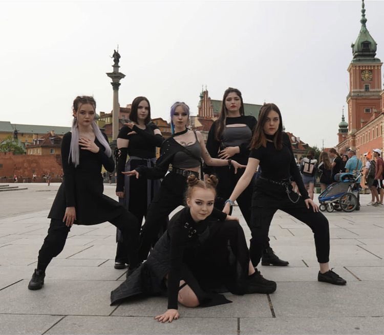 CrewWhisper's tweet photo. Here are some photos from our First dance cover ❤️ #everglow #first #fypシ #kpop #Dance #cover #Teaser #TEASER_POSTER https://t.co/oXM51Tg7gE