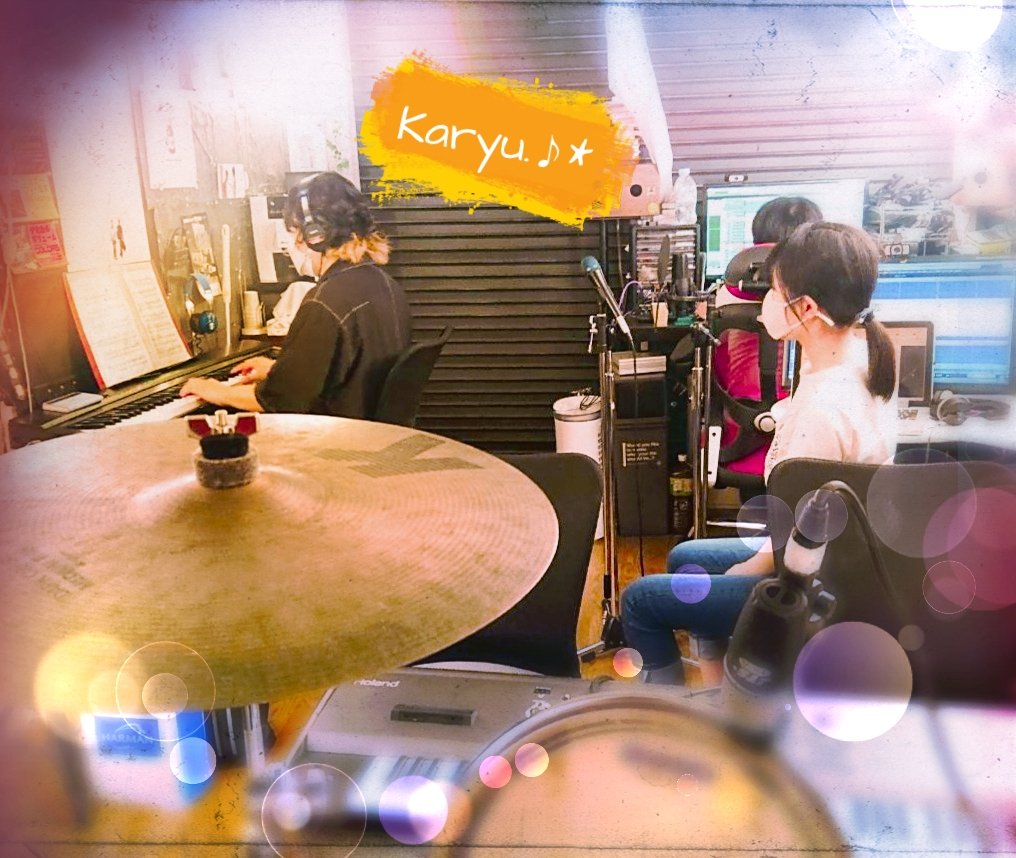 Lasone_official's tweet photo. どもっ!karyu.♪*です
着々と進みまして
今日は2曲目のレコーディングに来ました~
カフェのようなオシャレな空間でできたのでリラックス~しながら(笑)
1曲目とはまた雰囲気が全然違ってきてますので
完成をお楽しみ❤✨
#拡散希望
#ラスワン #lasone
#バンド活動
#曲作り https://t.co/Go5FRyYP10