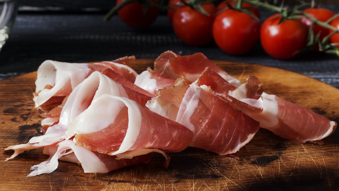 ¿Conoces las principales diferencias entre el jamón blanco y el resto de jamones?¿Quieres saber cómo se obtiene esta clase de jamón? Entra en nuestro blog la Escuela del Jamón y descúbrelo: linktr.ee/Navidul
#EstudioGeneraldeloSencillo
#SaboreemosLoSencillo