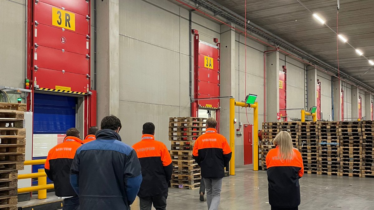 A special moment for #ConstellationColdLogistics, as management teams from across our network met in-person for the first time, taking in the rapid expansion at Stockhabo's automated cold store facility in Mouscron, Belgium.

#Constellation #coldstore #logistics