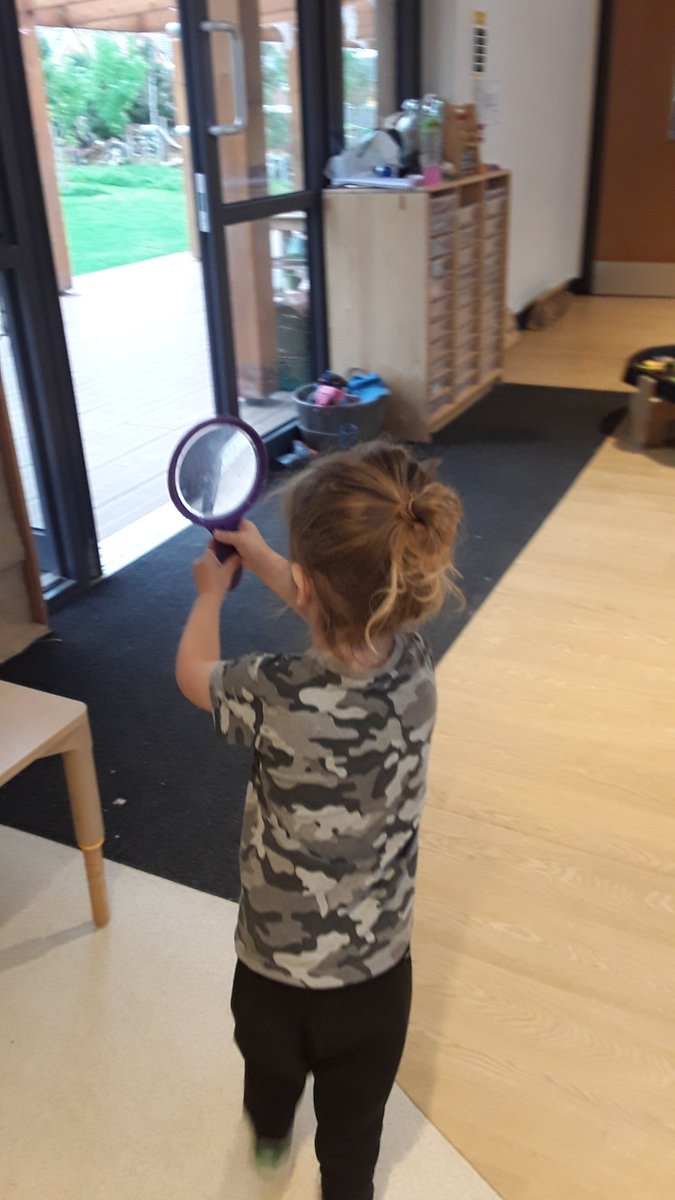 AshbridgeMaxy's tweet photo. Exploring the room with a magnifying glass!! "That's big!" "That's bigger!" "A big picture" "Your face is ginormous!" "Ready for a bigger head? 1 2 3!" #exploratoryplay #independentchoice #exploringtheenvironment #SquirrelsAtMaxy @NDNAtalk #EYtalking #EYmatters https://t.co/QgdGSk1MBu