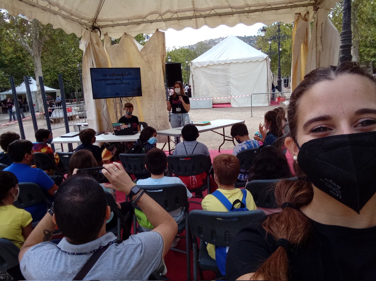 Cambiamos de carpa y continuamos la #NIGHTspain #nightGranada en la Kids Corners de @bioinfGRX con <a href="/Alberto70s/">Alberto</a>, <a href="/albaescalerabal/">Alba Escalera Balsera</a> y @EidrianGM. 👏
¡Vamos a jugar con la genética y los ordenadores!🧬🖥️