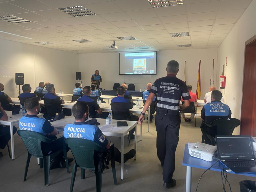 PoliciaLPA's tweet photo. Hoy en #CEMELPA, promovida por nuestra Jefatura y la #UTSE @AyuntamientoLPA realizamos una Jornada sobre volcanes y emergencias a la que asisten Jefes de diferentes municipios de la isla. Colabora la @ULPGC a través de su catedrático Dr. José Mangas y la doctora @solfortea https://t.co/XaATsqXcv5