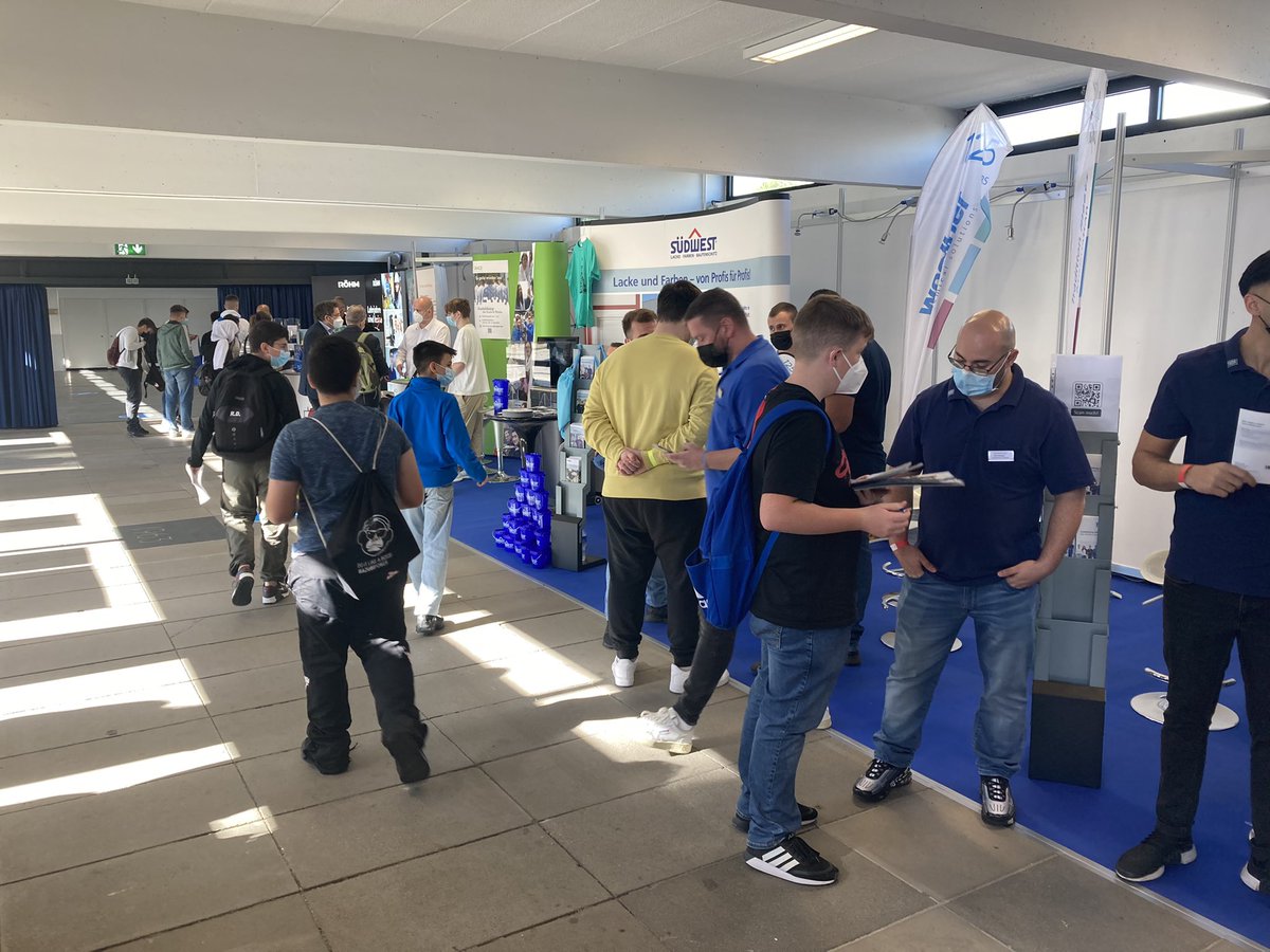 chemie_rp's tweet photo. Ausbildungsmesse Sprungbrett in #Ludwigshafen. Timeslots und Besucherbegrenzung beschränken uns. Wenige, aber gute Gespräche am Stand des @Chemie_Azubi. Vielen Dank an die teilnehmenden Unternehmen. @thor_gmbh #Südwestlacke #Woellner #Graze @RENOLITGroup @Roehm_De https://t.co/2xVxtz1hfV