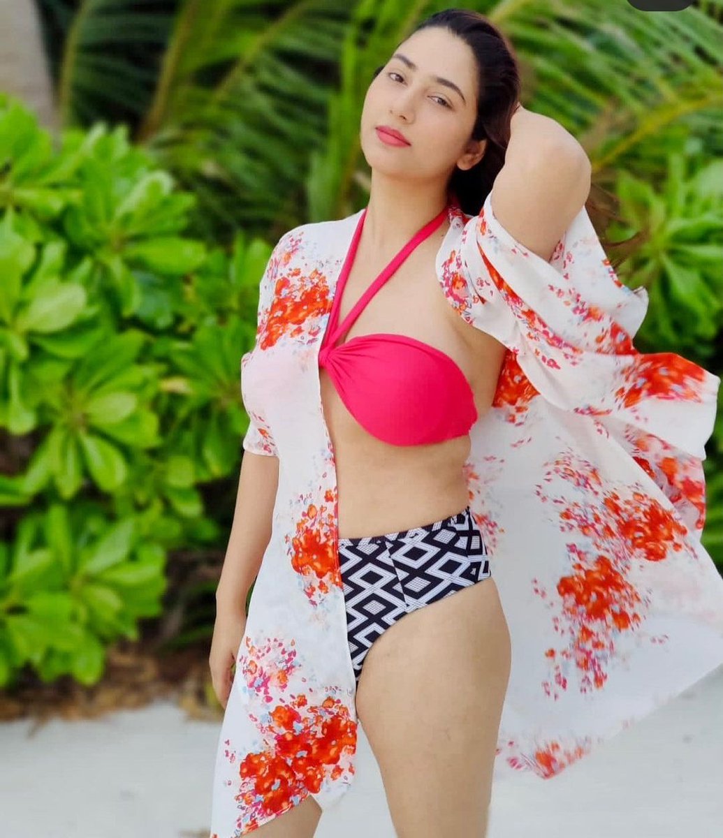 These lovely photos from #DishaParmar and #RahulVaidya's #Maldives sojourn going viral on internet Looking so hot & Sexxy 😍🔥
#Dishul #dishulians #RKVians #DPV @rahulvaidya23 @disha11parmar