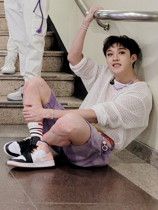 smileycb97's tweet photo. bang chan is too smol 😭 https://t.co/mrOMiagod9