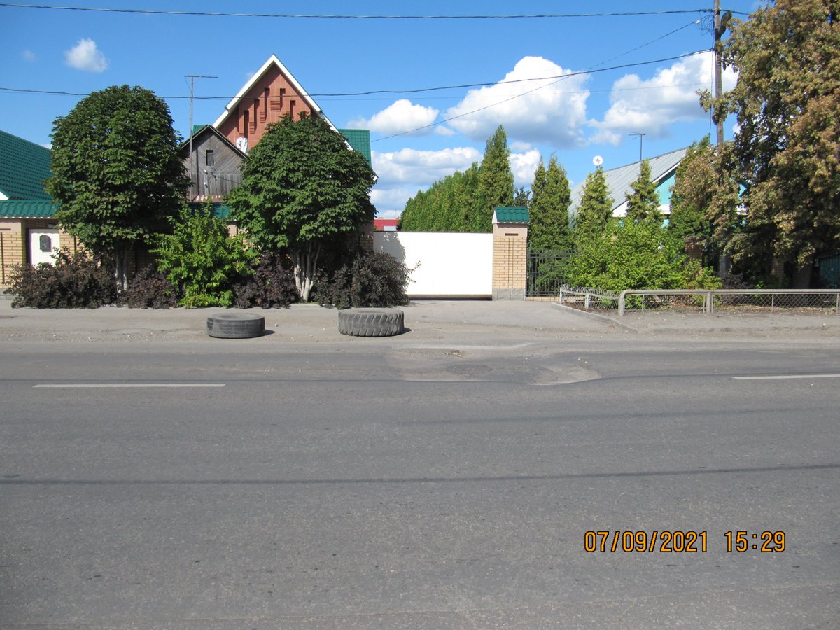 <a href="/Rudakov_i_a/">Рудаков Игорь Александрович</a> О провале вокруг колодца по ул. Чекистов 146-148 сообщали в Твиттере не один раз. Провал на всю ширину полосы .Водители объезжают участок по встречке. Сейчас это место покрыла дождевая вода. Департамент благоустройства не реагирует.  Просим заделать провал.