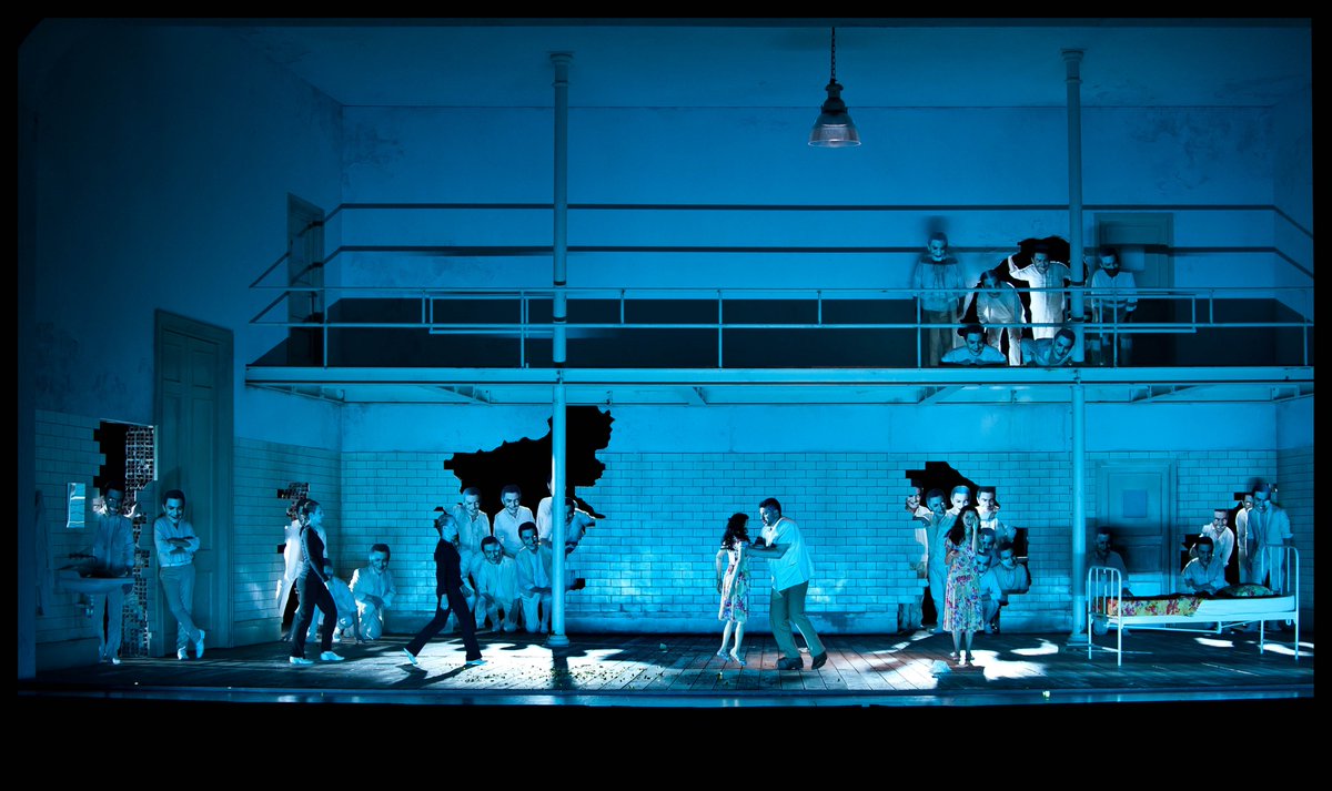 🎭 Saremo nella testa di "Rigoletto". Questa produzione non solo mette a fuoco i suoi dissidi interni ma il pubblico vedrà anche quale destino gli ha prescritto la ruota della necessità. Lo sguardo, quindi, andrà dall'interno verso l'esterno e non viceversa 🎭

#24settembre