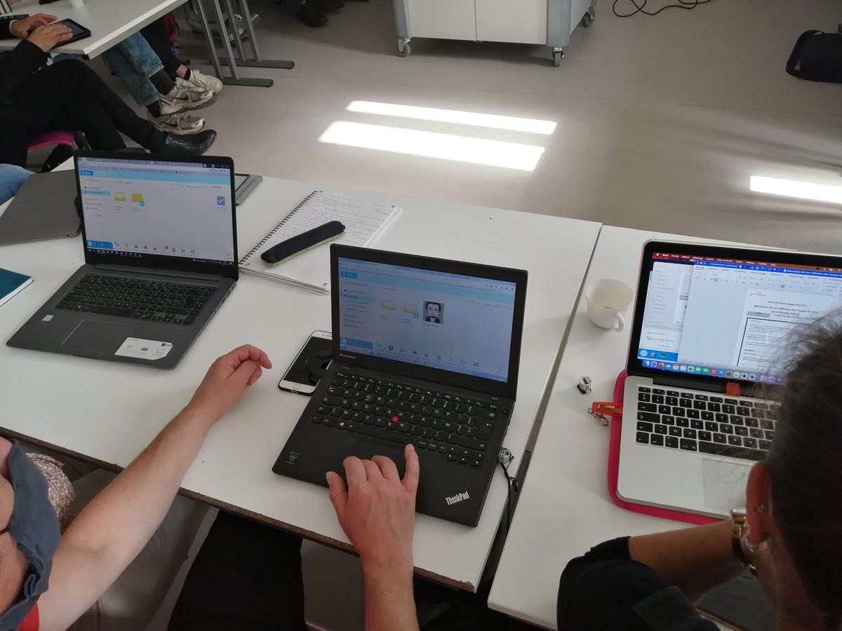 Numerique92's tweet photo. Les #ERUN92 se préparent au déploiement des ENT pour une mobilisation sur le département #DSDEN92
➡️ échanges et partages au rendez-vous 👍 
@BbcSylvia 
@ienadasen92 https://t.co/aP15dkr7pN