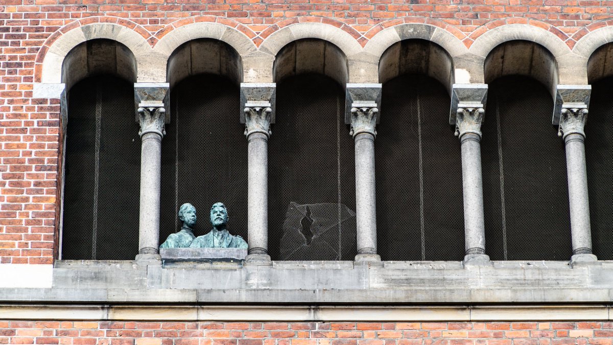 Hvis du har gået en tur i Carlsberg byen, så har du måske set to mennesker på toppen af Elefantporten? Det er Carl og Ottilia Jacobsen, som i dag har bryllupsdag. 

Læs meget mere om parret og statuens oprindelse her: linkedin.com/feed/update/ur… #CarlJacobsen #OttiliaJacobsen