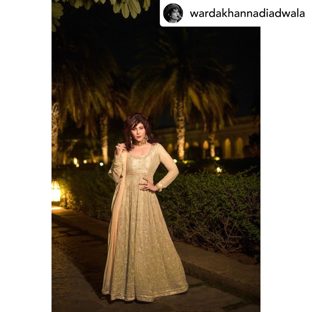 TeamWarda_N's tweet photo. If beauty were time, you’d be eternity 😍❤️

Posted @withregram • @WardaNadiadwala Turning heads dressed to the nines in this beautiful outfit that makes me shine ✨😌 yey yey  Haan toh 😋 mujhe khud ki taarif karna pasand hai 😉 https://t.co/cSFZErleaA