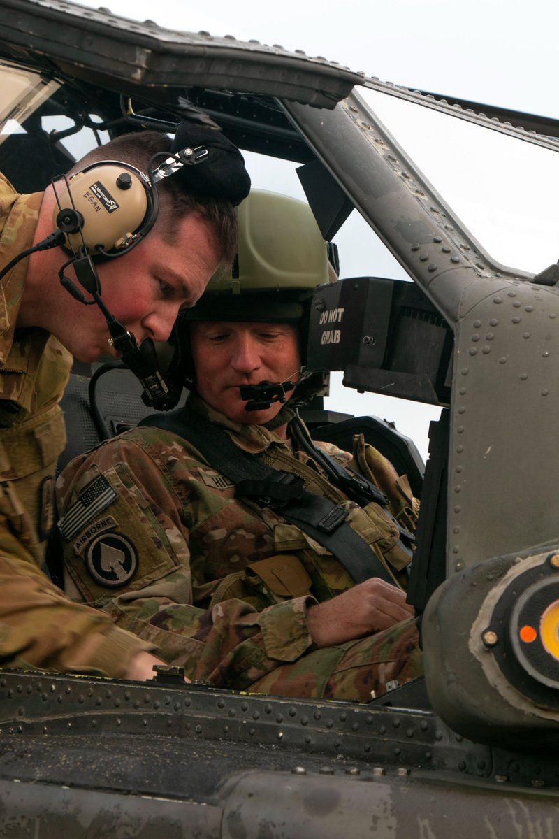7thATC's tweet photo. Brig. Gen. Joseph Hilbert, #7ATC commanding general, operates an AH-64D #Apache weapons system during the @12thCab Family Day, Sept. 18, 2021, at the #Grafenwoehr Training Area, Grafenwoehr, #Germany.

(📸 by Pfc. Jesus Menchaca)

#StrongerTogether #traintowin 
@USArmyEURAF @NATO https://t.co/VM8hGlS6R3