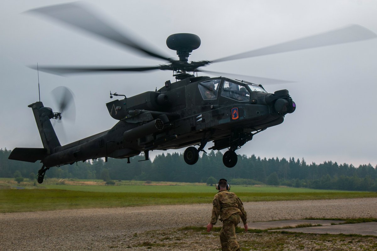 7thATC's tweet photo. Brig. Gen. Joseph Hilbert, #7ATC commanding general, operates an AH-64D #Apache weapons system during the @12thCab Family Day, Sept. 18, 2021, at the #Grafenwoehr Training Area, Grafenwoehr, #Germany.

(📸 by Pfc. Jesus Menchaca)

#StrongerTogether #traintowin 
@USArmyEURAF @NATO https://t.co/VM8hGlS6R3